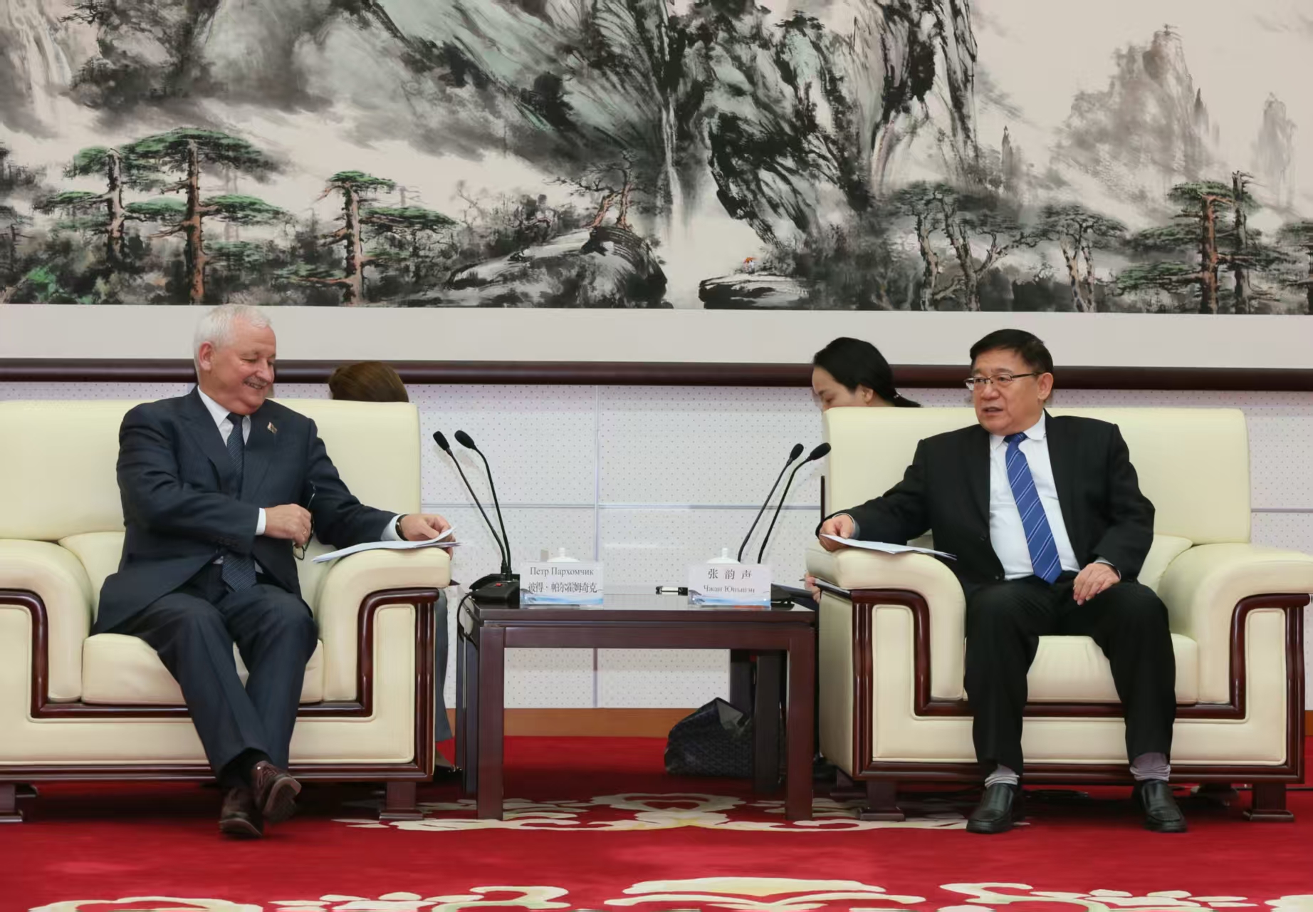 张韵声会见白俄罗斯布列斯特州代表团 并与该州议长共同签署两省州人大与议会合作备忘录 张韵声会见白俄罗斯布列斯特州代表团 并与该州议长共同签署两省州人大与议会合作备忘录